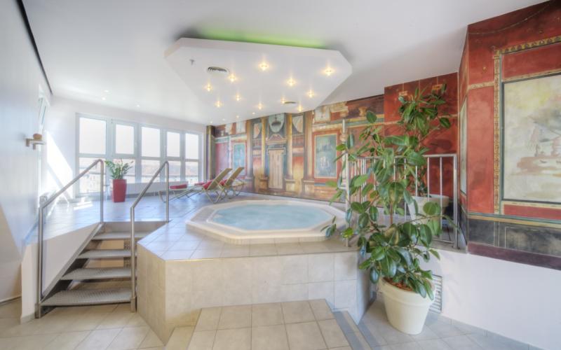 Spabereich mit Whirlpool im ARCOTEL Wimberger