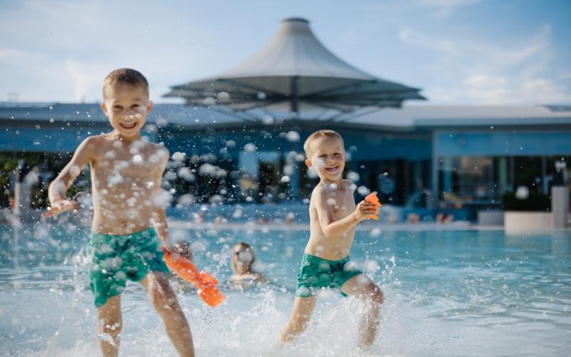 Kinder spielen im Aussenpool der Therme Laa - Hotel und Silent Spa