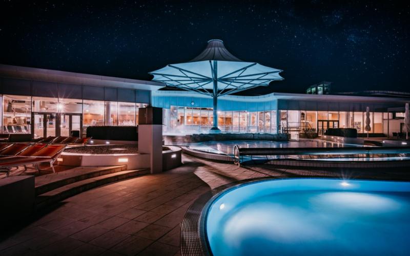 Aussenansicht der Pools bei Nacht der Therme Laa - Hotel und Silent Spa
