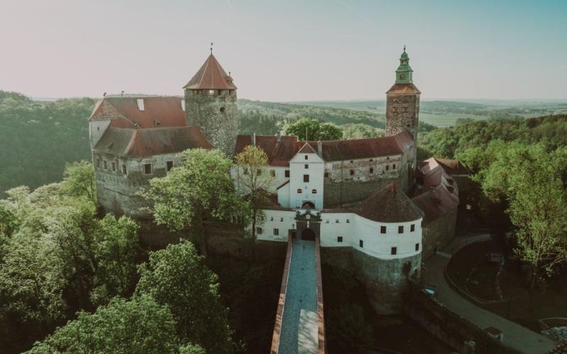 Aussenansicht der Burghotel Schlaining aus der Luft