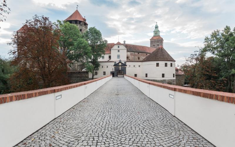 Aussenansicht aus der Zufahrtsstraße des Burghotels Schlaining