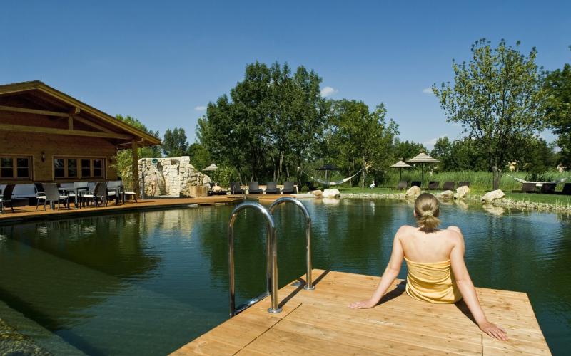 Naturteich und Panoramasauna in der VILA VITA Pannonia