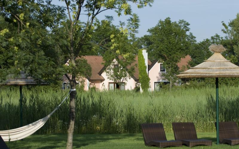 Blick ins Bungalowdorf in der VILA VITA Pannonia