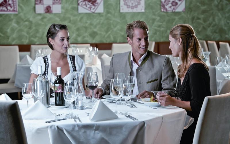 Gäste im Restaurant des Aldiana Salzkammergut