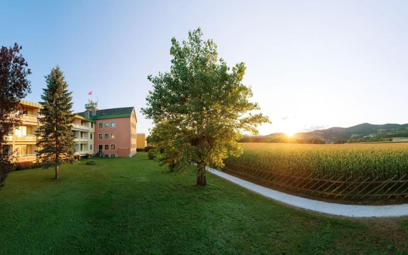 Aussenansicht des Ring Bio-Hotels Wilfinger bei Sonnenaufgang