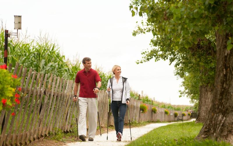 Ein Paar beim Nordic Walking in der Nähe des Ring Bio-Hotels Wilfinger