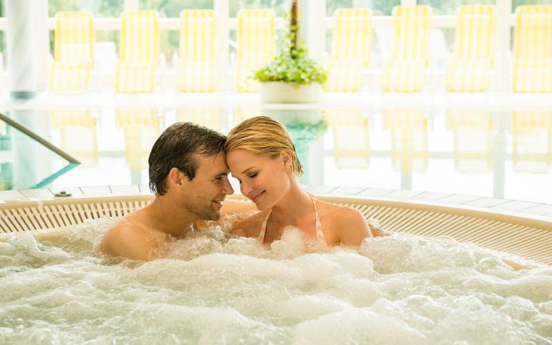Ein Paar genießt den Whirlpool im Wilfinger Thermal Biodorf