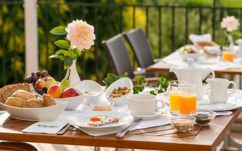 Gedeckter Frühstückstisch im Wilfinger Thermal Biodorf