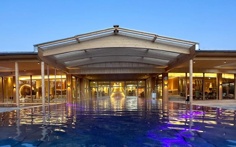 Aussenansicht des Spabereiches mit Aussenpool im RETTER Bio-Natur-Resort