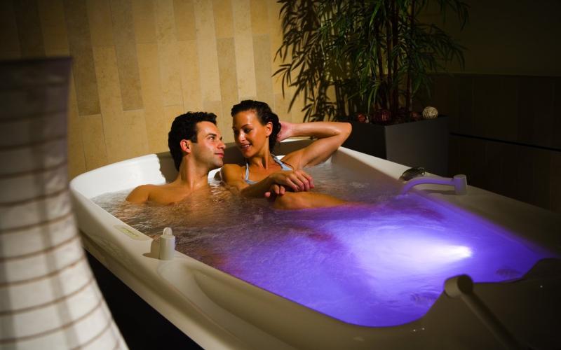 Paar im Wellnessbereich in einem Aromabad im Wellnesshotel Allmer