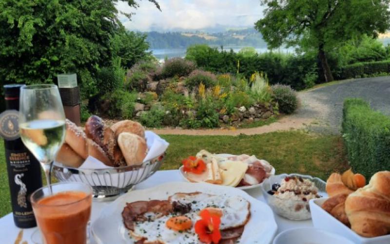 Gedecker Tisch beim Frühstück im Stift St. Georgen am Längsee