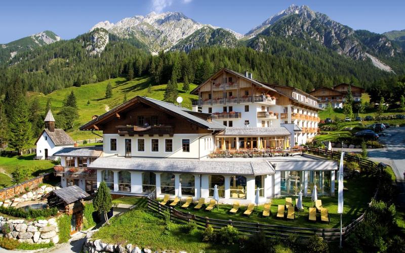 Aussenansicht des Hotels Almwellness-Resort Tuffbad