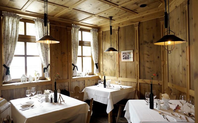 Restaurant des Almwellness-Resorts Tuffbad mit eingedeckten Tischen