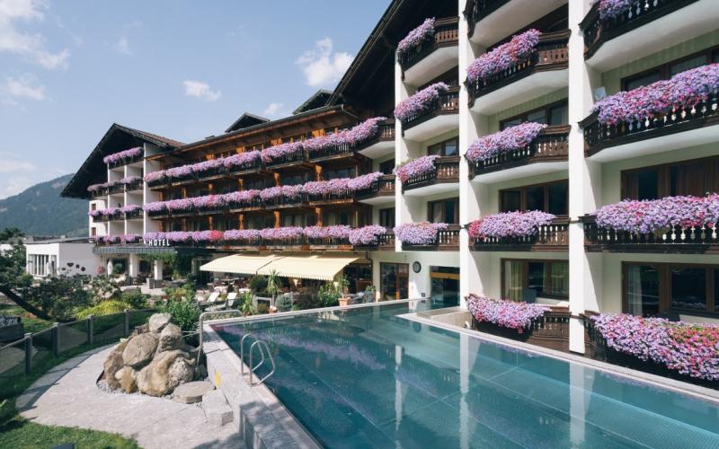Aussenansicht und Aussenpool im Hotel Kirchheimerhof