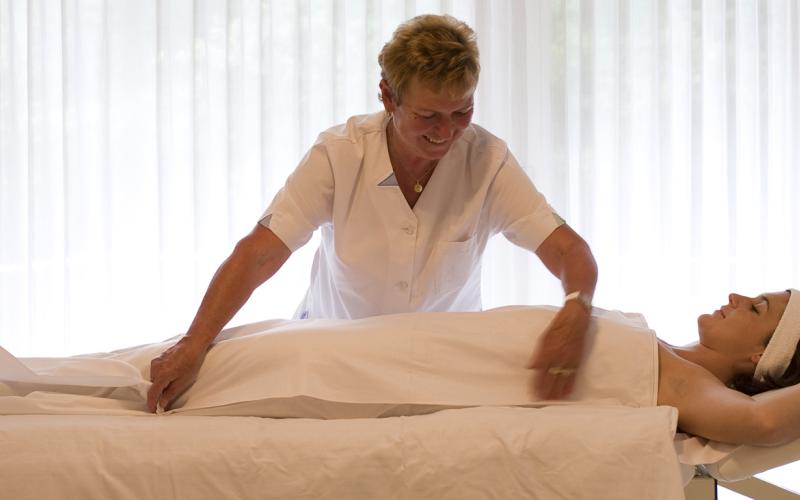 Dame bei einer Wellnessbehandlung im Hotel Die Schrothkur