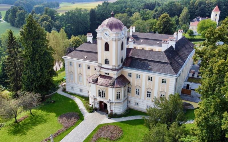 Aussenansicht des Schlosshotels Rosenau