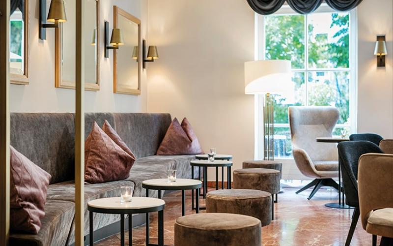 Lounge mit vielen Sitzgelegenheiten im ARCOTEL Castellani Salzburg