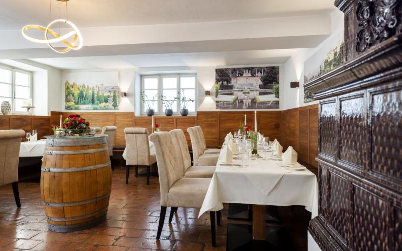 Restaurant mit gedeckten Tischen im ARCOTEL Castellani Salzburg