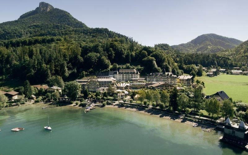 Blick aus der Luft auf das Waldhof Fuschlsee Resort und seine Umgebung mit dem Fuschlsee