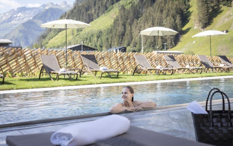 Aussenpool mit Veranda im Gartenbereich des Hotels Rauriserhof