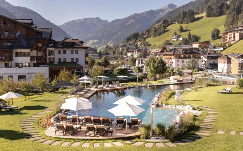 Gartenansicht mit Naturschwimmteich im Hotel Nesslerhof