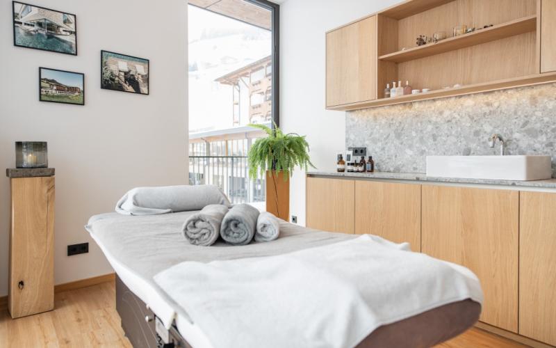 Einblick in eine Behandlungskabine im Beauty-Bereich des Hotels Nesslerhof