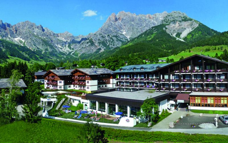 Panoramablick über das Marco Polo Alpina Familien- und Sporthotel und die umliegenden Berge