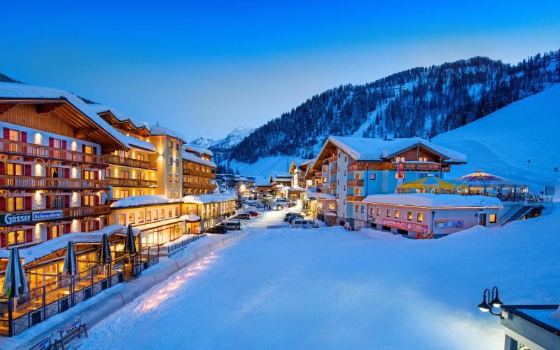 Aussenansicht im Winter des Familienhotels Zauchenseehof