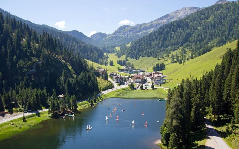 Blick in die Umgebung mit See im Familienhotel Zauchenseehof