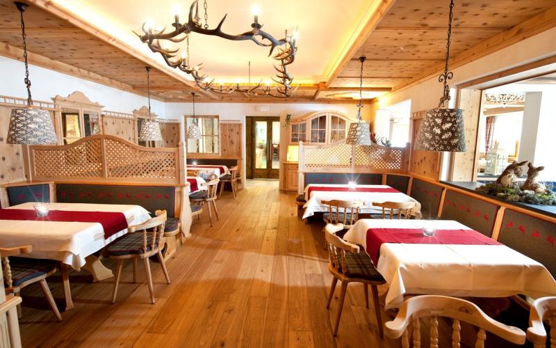 Blick in das Restaurant mit Holztäfelung im Familienhotel Zauchenseehof