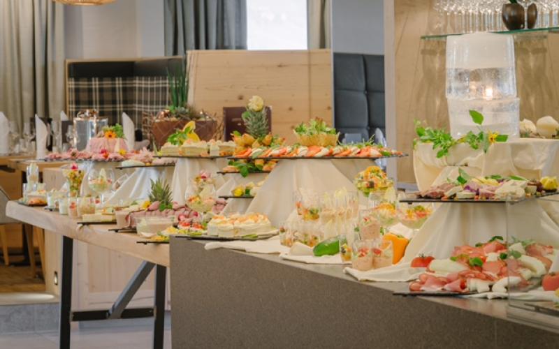 Blick auf das Vorspeisenbuffet im Restaurant des Aktivhotels Alpendorf