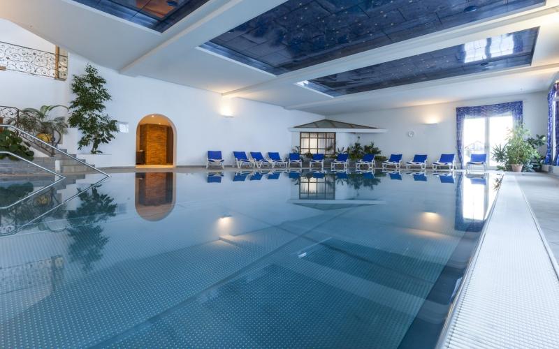 Innenpool mit  Liegen im Damülser Hof