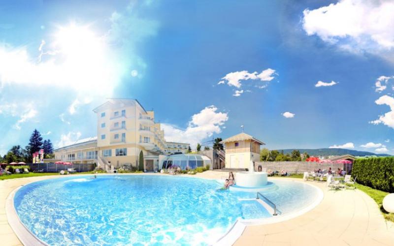 Aussenansicht mit Pool des Hotels Almesberger