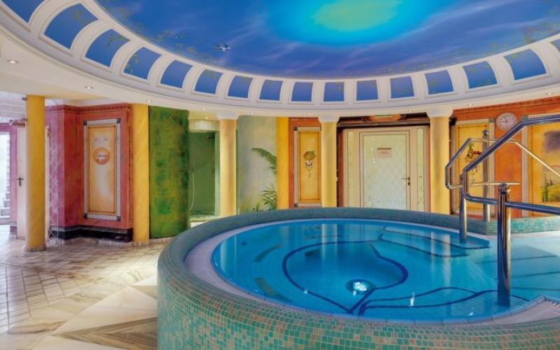Whirlpool im Spa-Bereich des Hotels Almesberger