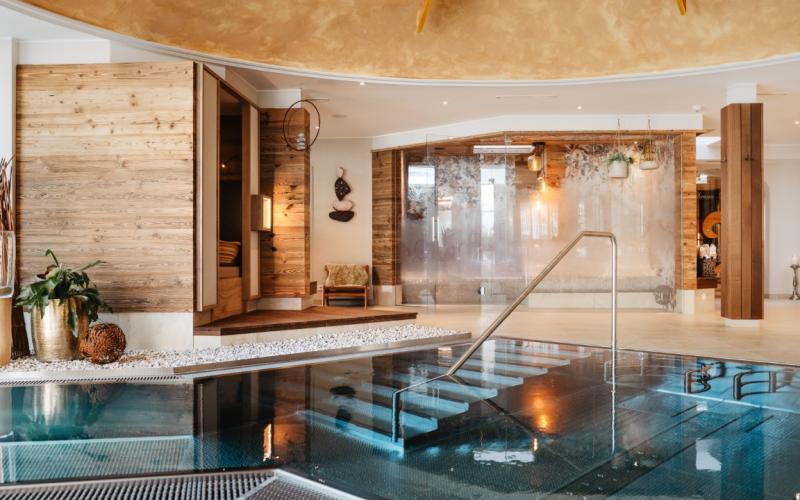 Innenpool im Spa des Hotels Bergergut