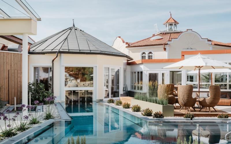 Aussenpool mit mehreren Sitzgelegenheiten im Hotel Bergergut