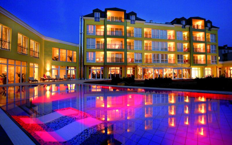 Aussenansicht des Parkhotels Bad Schallerbach mit Aussenpool in Abendstimmung