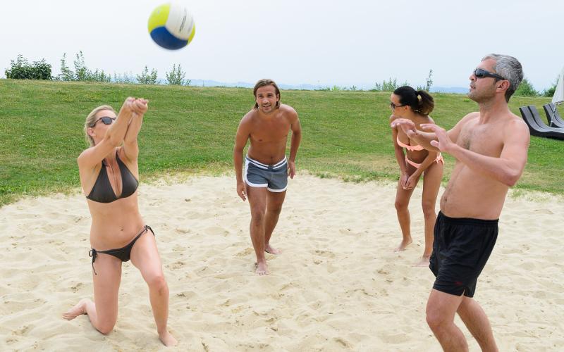 Gäste beim Volleyballspiel im Hotel AVIVA