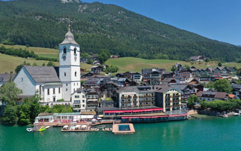 Aussenansicht des Romantik Hotels Im Weissen Rössl mit Wolfgangsee