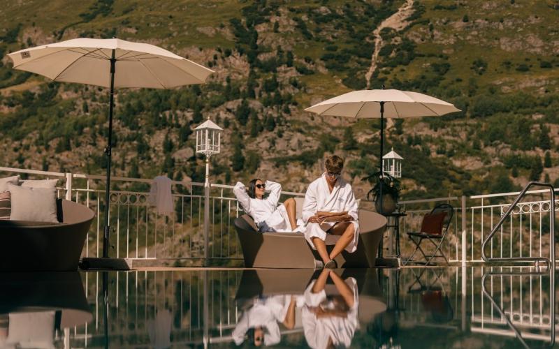 Ein Gästepaar am Aussenpool im Gourmet und Wine Hotel Austria