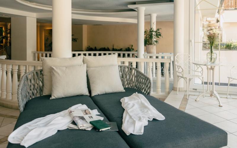 Doppelliege im Wintergarten im Gourmet und Wine Hotel Austria