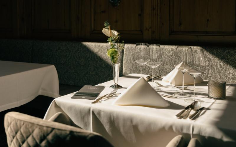 Blick auf einen gedeckten Tisch im Restaurant des Gourmet und Wine Hotels Austria