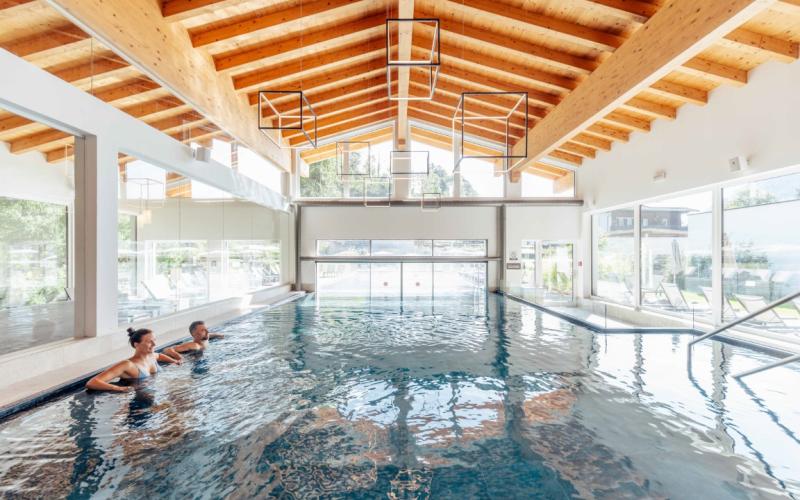 Gäste im Indoorpool des DAS WALCHSEE Sportresorts
