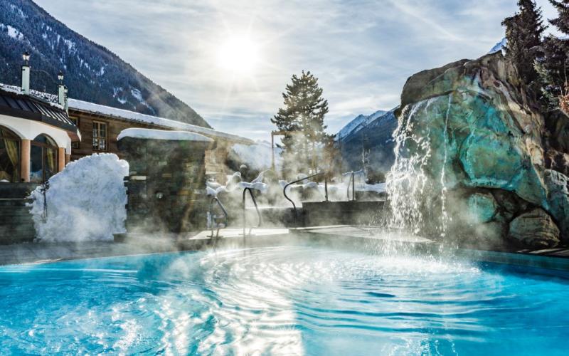 Aussenpool im Garten mit beeindruckendem Bergpanorama im SPA-Hotel Jagdhof
