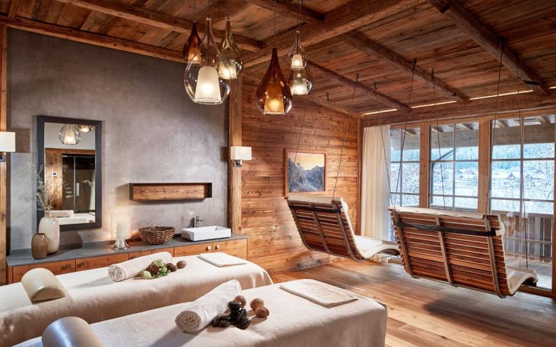 Spa-Bereich mit Behandlungs- und Schwebeliegen im SPA-Hotel Jagdhof