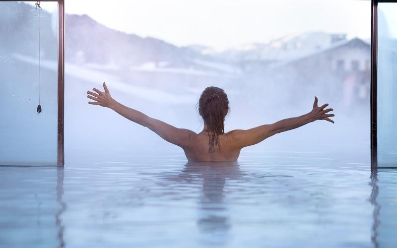 Eine Dame im Pool des Das Hohe Salve Sportresorts
