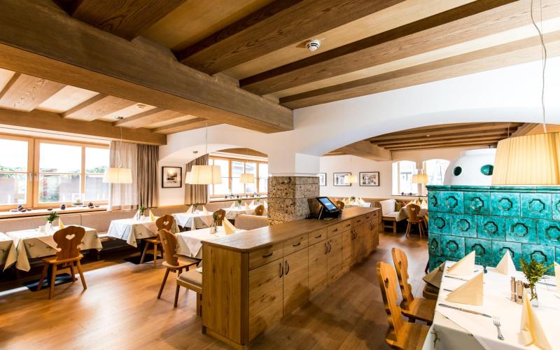Die Gaststube in rustikalem Stil mit gedeckten Tischen im Hotel und Wirtshaus Post