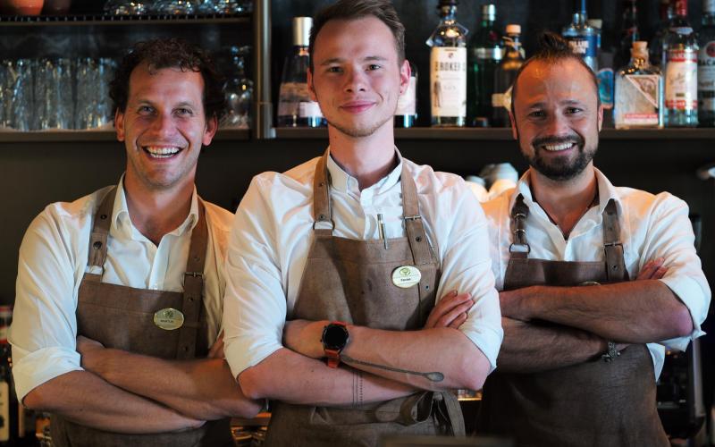 Drei der Mitarbeiter an der Bar des Hotels und Wirtshauses Post
