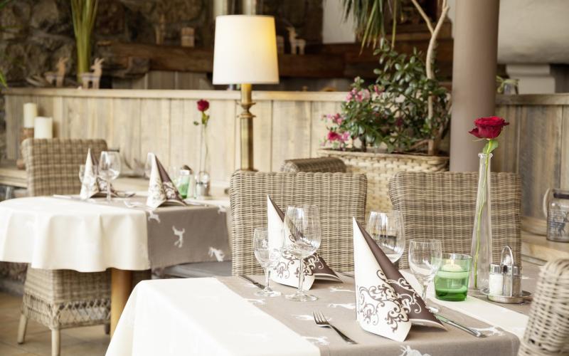 Blick in das Restaurant mit gedeckten Tischen im Raffls Hotel