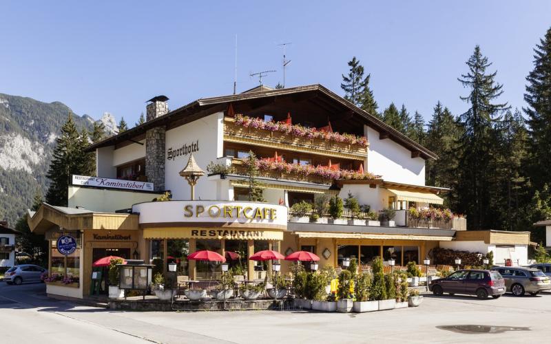 Aussenansicht des Raffls Hotels